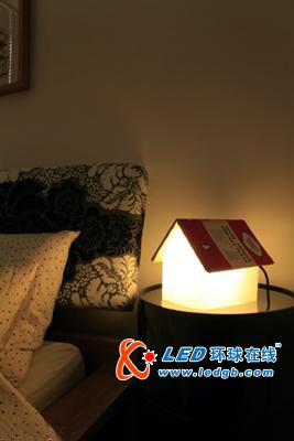 温馨书籍小屋的LED台灯