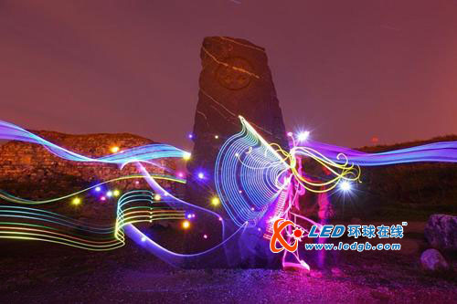光涂鸦描绘虚幻缥缈夜景