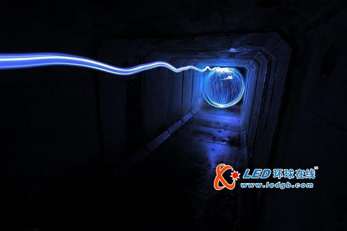 光涂鸦描绘虚幻缥缈夜景