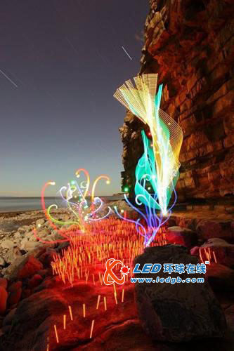 光涂鸦描绘虚幻缥缈夜景