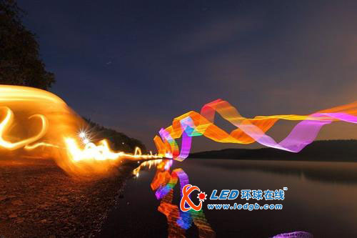 光涂鸦描绘虚幻缥缈夜景
