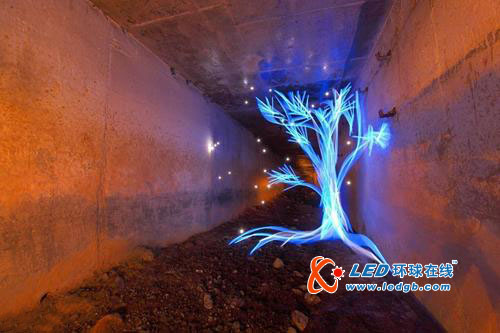 光涂鸦描绘虚幻缥缈夜景