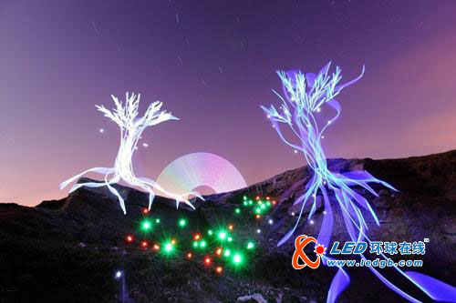 光涂鸦描绘虚幻缥缈夜景