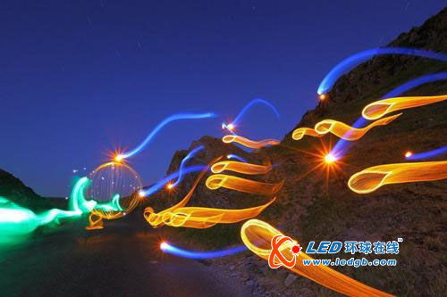 光涂鸦描绘虚幻缥缈夜景