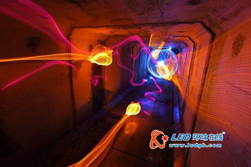 光涂鸦描绘虚幻缥缈夜景