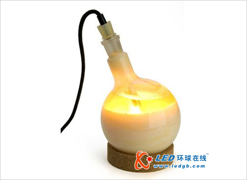 逐渐加热透亮的油脂灯