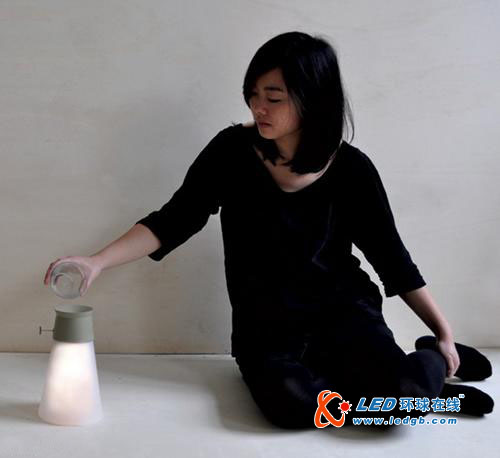 倒杯水就能点亮的LED小夜灯
