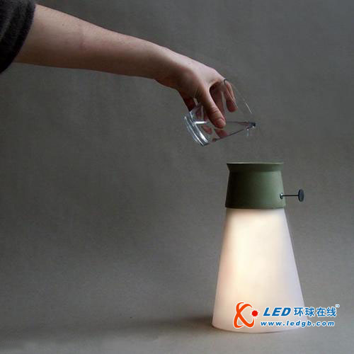 倒杯水就能点亮的LED小夜灯