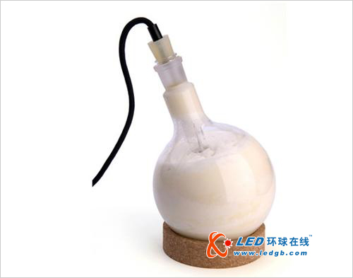 逐渐加热透亮的油脂灯