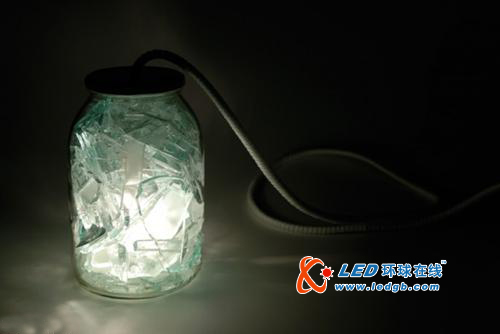 装满碎片玻璃瓶子LED灯