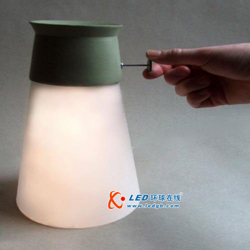 倒杯水就能点亮的LED小夜灯