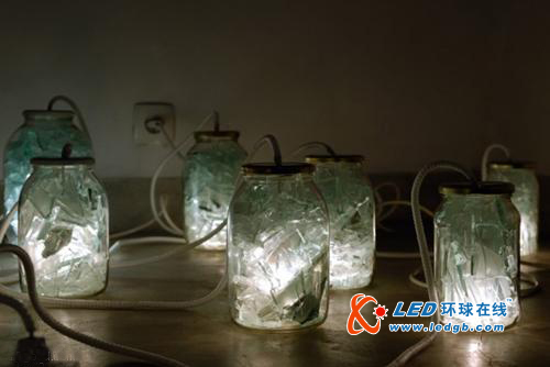 装满碎片玻璃瓶子LED灯