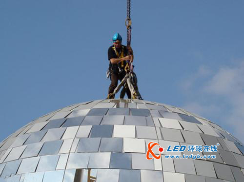 世界最大的玻璃球舞台灯光