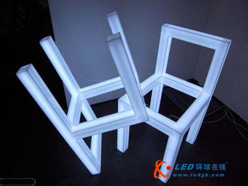 白色亚克力的LED发光椅子