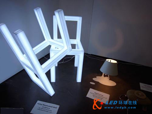 白色亚克力的LED发光椅子