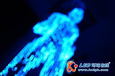 光的艺术感：LED发光的人体雕塑