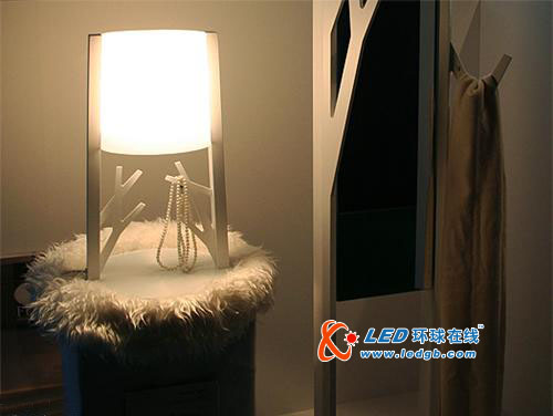 长出树枝的收纳台灯
