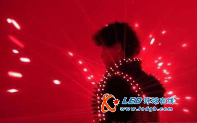 流光亮影：光芒四射的发光外套
