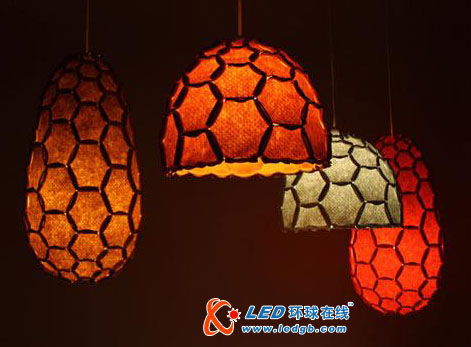 温暖的蜂巢LED吊灯 
