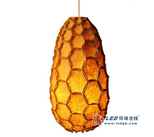 温暖的蜂巢LED吊灯 