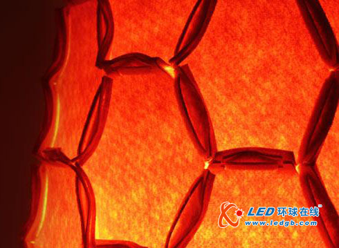 温暖的蜂巢LED吊灯 