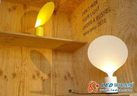 温馨的LED气球桌灯