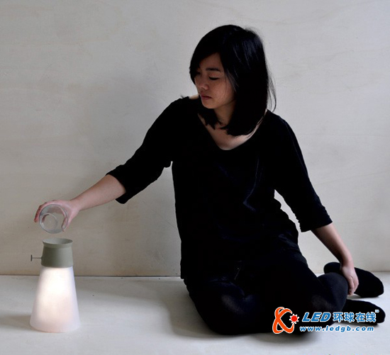 喝口水才能亮的台灯 既神奇又环保