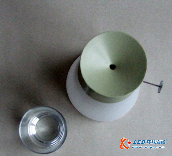 喝口水才能亮的台灯 既神奇又环保