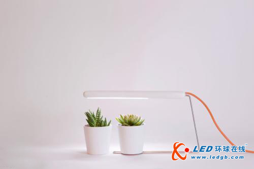 给室内植物带来阳光的LED台灯