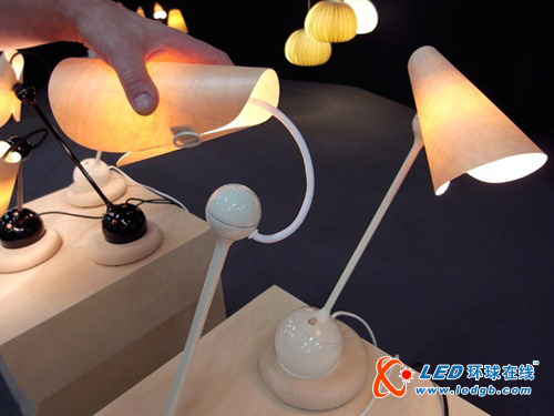 多动的俏皮LED台灯