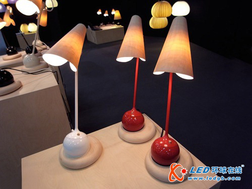 多动的俏皮LED台灯