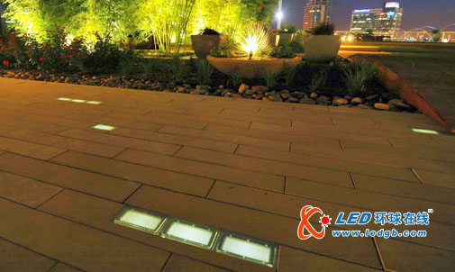 达拉斯17Seventeen：会发光的太阳能地砖（图）