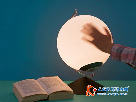 旋转发电的地球仪LED台灯