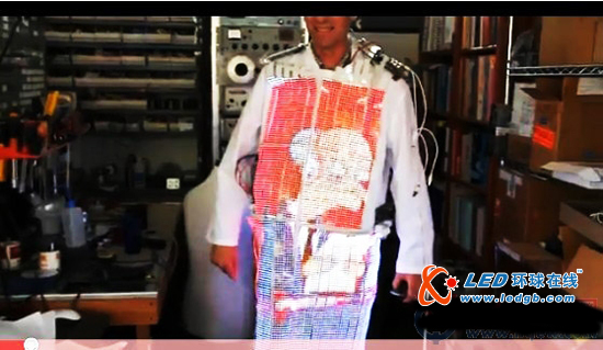 美男子发明LED影像外套 身上可轮播广告