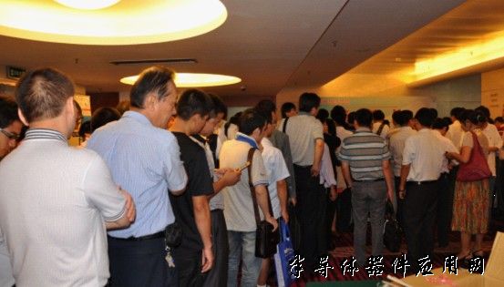 签到会现场大排长龙