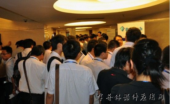 驱动器展示区人海如潮