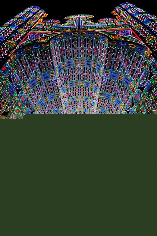 由55000展LED灯组成的Luminarie De Cagna大教堂