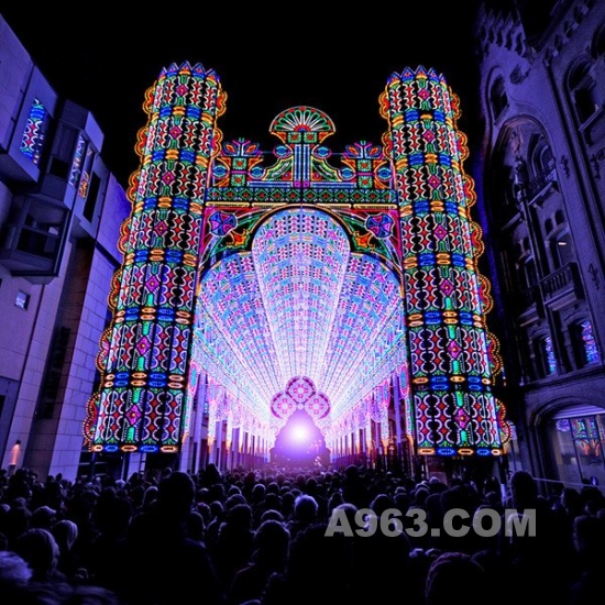 由55000展LED灯组成的Luminarie De Cagna大教堂