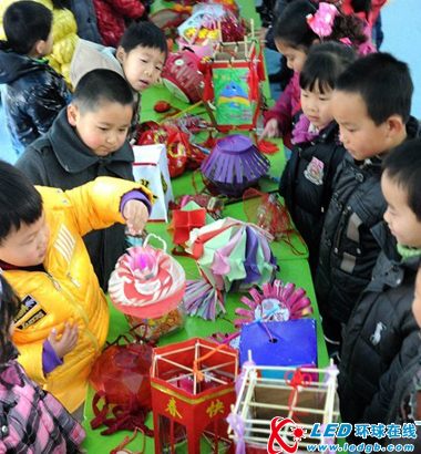 环保“花灯”庆元宵（组图）