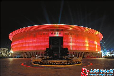 梅州举办灯光秀 市民领略炫美光影