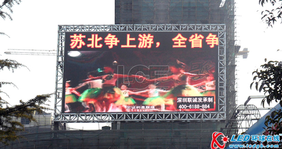水色天光涟漪湖 龙年开屏联诚发