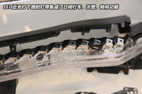 带状的一体时日间行车、示宽、转向灯 带状的一体时日间行车、示宽、转向灯