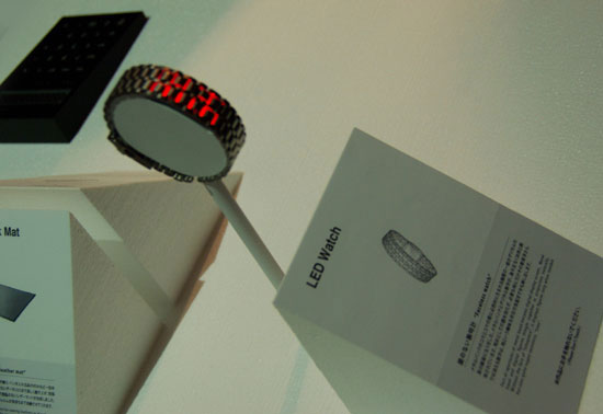 没有表面的LED手表