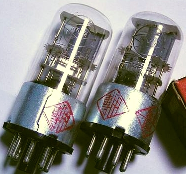 电子管的定义   电子管是一种在气密性封闭容器(一般为玻璃管)中产生
