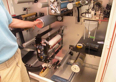 惠普研制超薄塑料显示屏 可随意弯曲