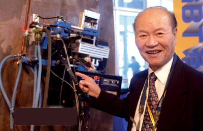 永不停歇的追梦人--记潘际銮院士和他的爬行机