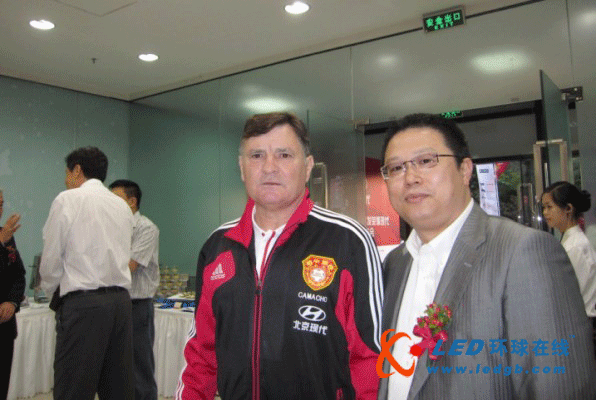 图为锐拓显示董事长石耀忠和中国足球国家队主教练卡马乔在签约现场